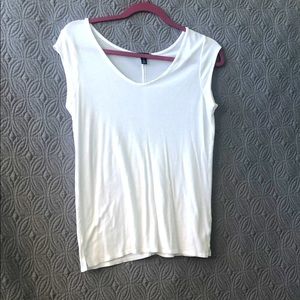 Scoop neck white tee